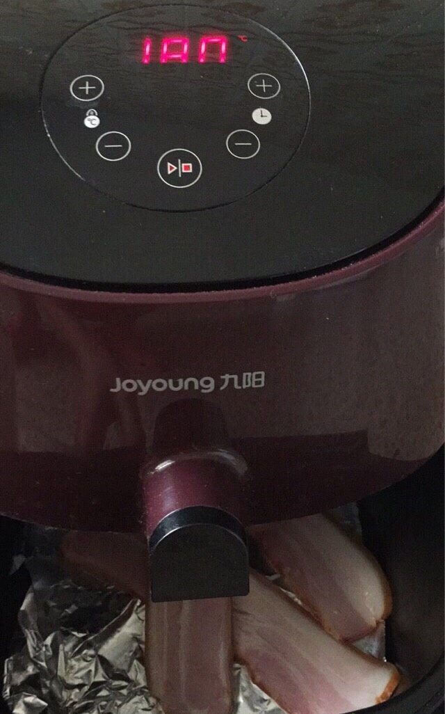 培根蒸水蛋,<a style='color:red;display:inline-block;' href='/shicai/ 443'>培根</a>放空气炸锅内，180度烤8分钟左右至出油；