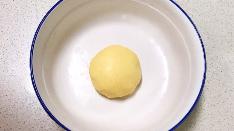 宝宝健康食谱 旺仔小馒头,揉成光滑面团,盖上保鲜膜静止5分钟