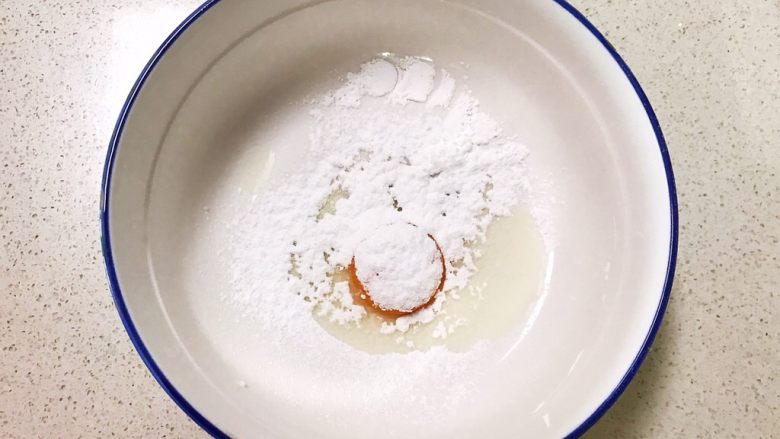 宝宝健康食谱 旺仔小馒头,把糖粉筛入鸡蛋液中