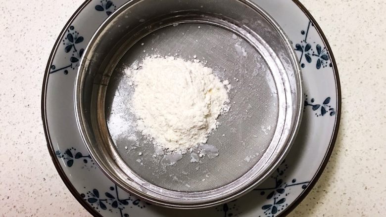 宝宝健康食谱 旺仔小馒头,另取一个盘子,把低筋粉过筛