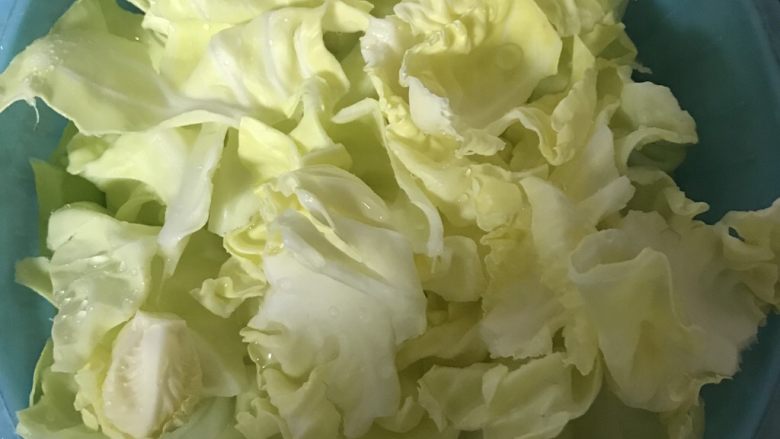 凉拌包心菜,<a style='color:red;display:inline-block;' href='/shicai/ 3512'>包心菜</a>洗净撕成小块,偷懒的可以切成片,但是我觉得手撕的可以更入味