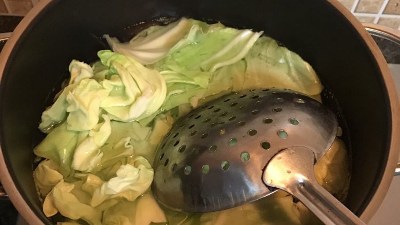 凉拌包心菜,锅中水烧开后放入包心菜汆烫一下,喜欢爽脆的大概10秒左右捞出,喜欢熟一点的30秒左右捞出