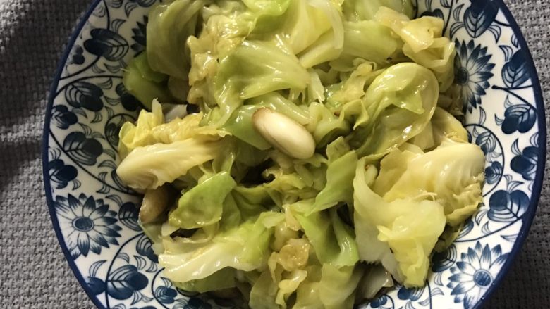 凉拌包心菜,酸酸甜甜微微带点辣,开胃也下饭