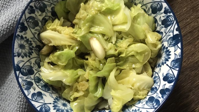 凉拌包心菜,不喜欢太酸可以减醋;喜欢辣的可以再加点辣椒,总之口味可以根据自己的喜好调整,