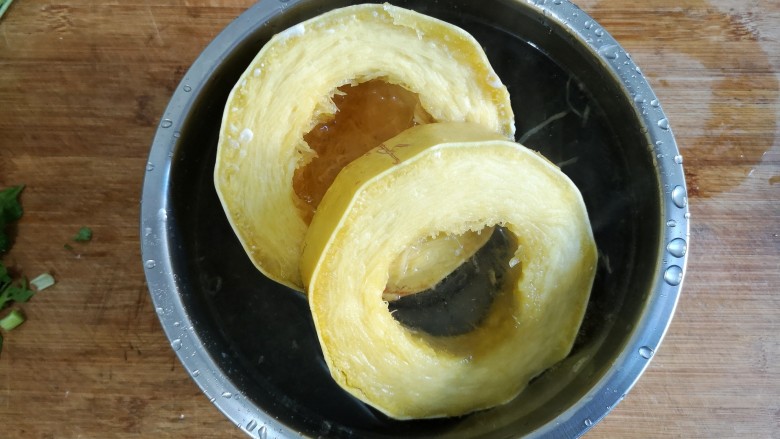 蒸拌鱼翅南瓜,蒸好的鱼翅南瓜放进凉开水里浸泡一下(1快速降温,2可使鱼翅南瓜口感更脆)