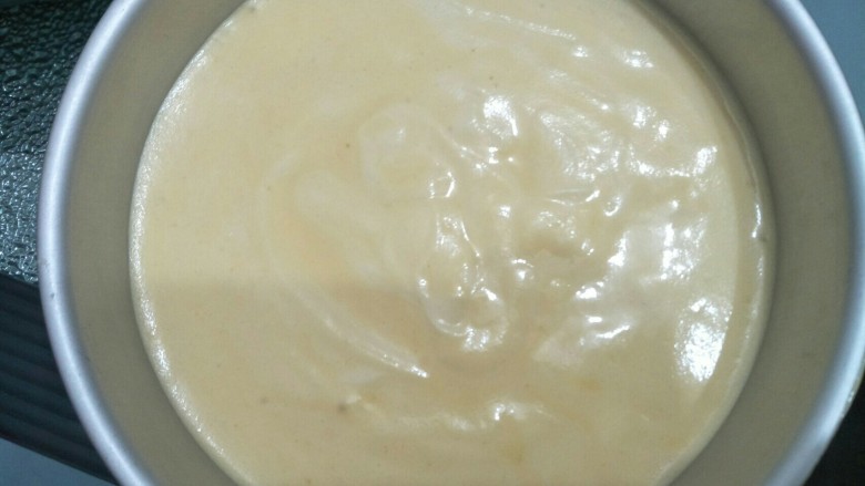 水果奶油蛋糕,蛋白分三次加入蛋黄糊中快速搅拌均匀,将蛋糕糊放入模具中振出汽泡放入150度烤箱烤50分钟。(烤箱温度根据自家的调节)