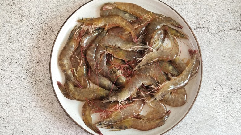 白灼虾,准备好新鲜的<a style='color:red;display:inline-block;' href='/shicai/ 296'>大虾</a>,新鲜的虾头尾与身体紧密相联,虾身有一定的弯曲度,还有就是它的色泽发亮