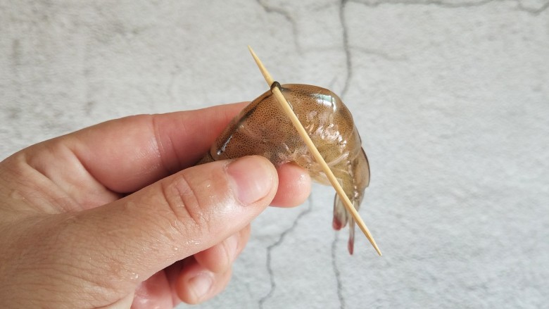 白灼虾,剪去它的虾须,再把头部黑色的部分挤出来,从头这边数第三节,用牙签戳入,挑出虾线,再洗干净沥水备用