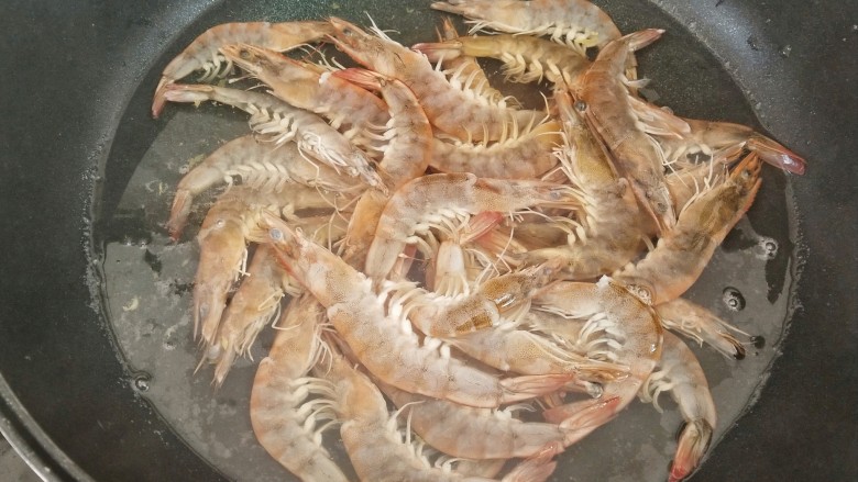 白灼虾,下沥水的大虾,大虾一定要水开以后再下,冷水下锅,时间过长肉质口感不好