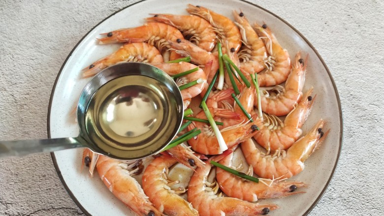 白灼虾,趁热淋在大虾上,滋啦一身响,直往鼻子里钻的香味挡也挡不住