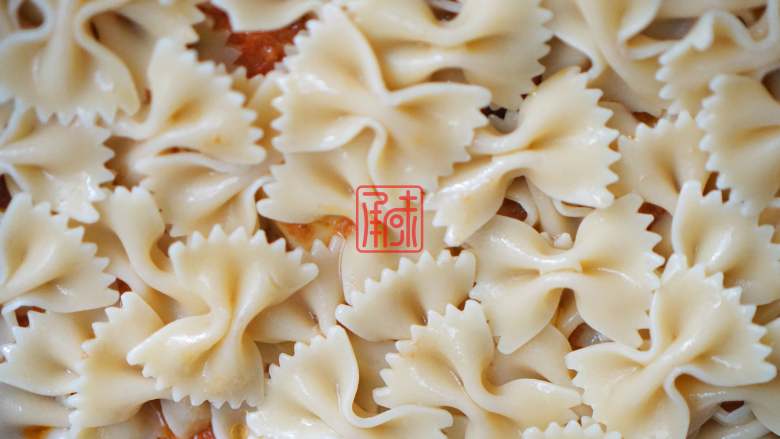 承味海鲜鲍鱼蝴蝶意面,其实西餐的我也可以,然后把蝴蝶面放进去。抄2-3分钟。