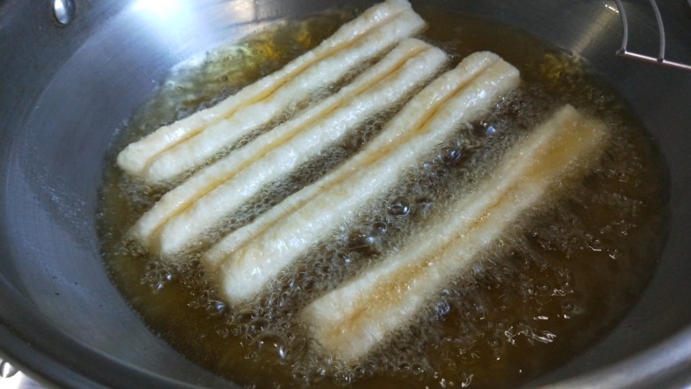 新文美食 自制好吃的无矾油条,放入面披。