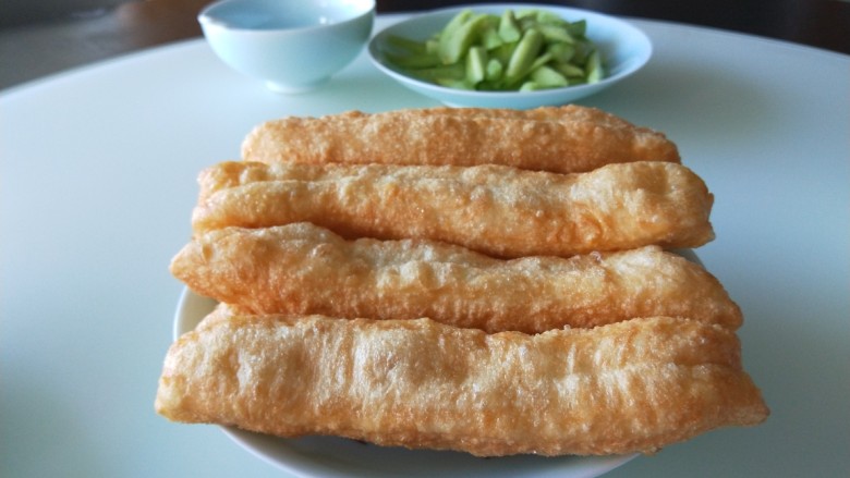 新文美食 自制好吃的无矾油条,炸制好的油条外皮酥脆里面软嫩,保证你吃了停不下来。