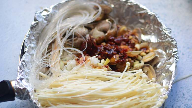 自制花甲粉,粉丝、金针菇,再加上料汁