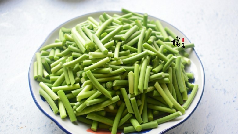 蒜苔炒猪肝,<a style='color:red;display:inline-block;' href='/shicai/ 146'>蒜苔</a>切掉头尾,清洗干净,切成小段