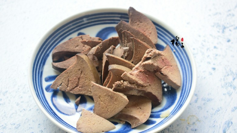蒜苔炒猪肝,<a style='color:red;display:inline-block;' href='/shicai/ 419'>猪肝</a>整块煮熟,切片备用