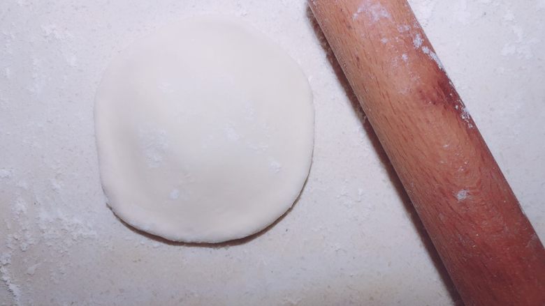 鲜肉包,取一个面团擀成中间厚,四周薄的面皮(直径约6厘米左右)。