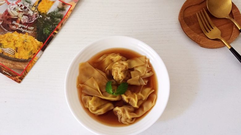 猪肉蔬菜馅馄饨,盛入碗中食用!