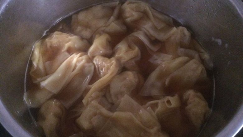 猪肉蔬菜馅馄饨,最后调入一勺<a style='color:red;display:inline-block;' href='/shicai/ 692'>酱油</a>和一点点盐,关火。