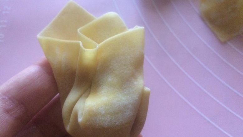 猪肉蔬菜馅馄饨,将馄饨包好;