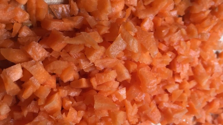 猪肉蔬菜馅馄饨,<a style='color:red;display:inline-block;' href='/shicai/ 25'>胡萝卜</a>去皮切碎丁;