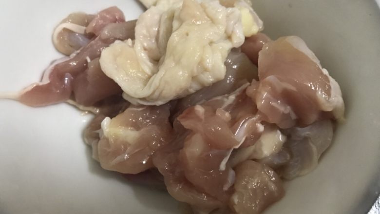 板栗焖鸡腿丁,鸡腿切成肉丁。不用太小,炒了就会缩的。