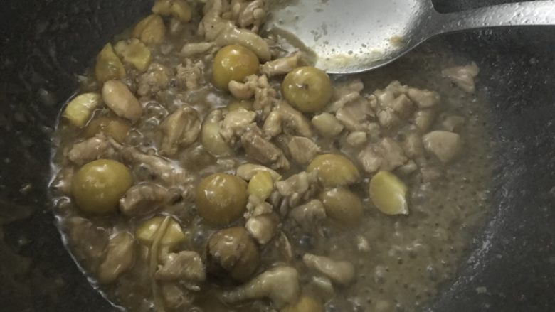 板栗焖鸡腿丁,大火收汁,放入葱花翻炒均匀出锅。