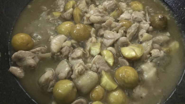 板栗焖鸡腿丁,倒入开水,没过鸡腿。盖上盖子,小火焖。