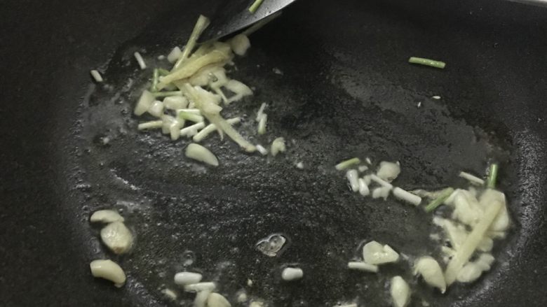 板栗焖鸡腿丁,大火,炒锅倒油,姜丝蒜蓉葱白倒入翻炒出香味。