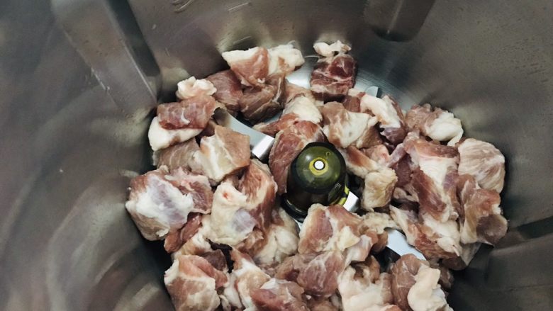 辣椒酱,加入切成2厘米左右大小的方块猪肉。喜欢牛肉的可以替换(牛肉)