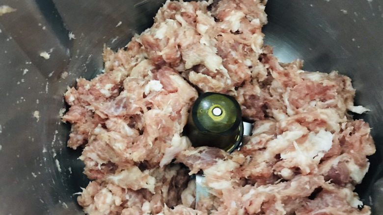 辣椒酱,点动3-5下 大成肉丁 不要太细 倒出备用