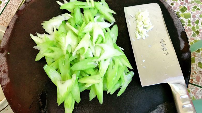 西芹百合炒肉片,西芹切片,蒜剁碎。