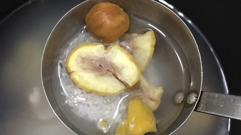 栗子瘦肉粥,米清洗干净,放入清水,栗子,一同放入锅内煲1小时