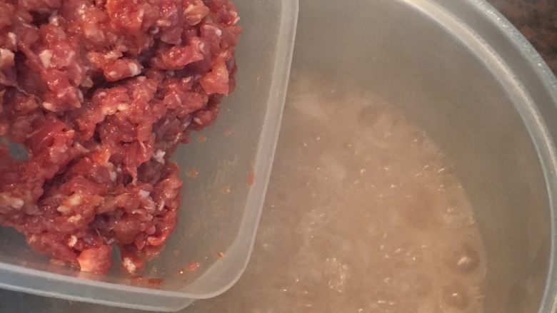 栗子瘦肉粥,粥煮至1小时后放入调味的瘦肉馅,用筷子快速打散,煮至再次沸腾,放入盐,关火