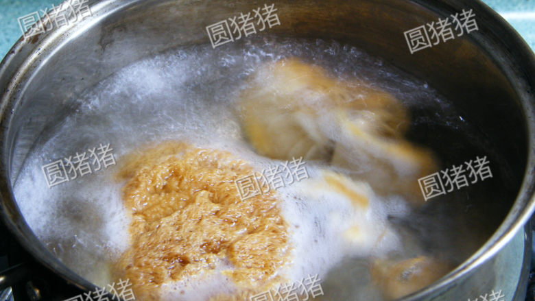 猴头菇煲鸡汤--如何处理猴头菇?,锅内煮开水,将猴头菇放入煮5分钟,再捞出备用。