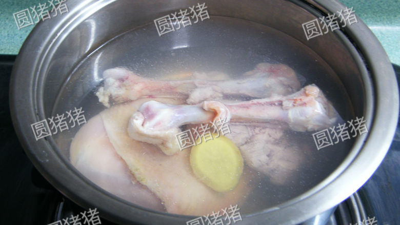 猴头菇煲鸡汤--如何处理猴头菇?,锅内烧温水,放入鸡腿及猪骨,姜片。