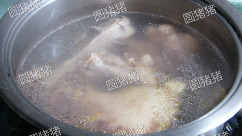 猴头菇煲鸡汤--如何处理猴头菇?,煮开水,保持中火再煮5分钟至煮出泡末,将水倒掉,将肉类冲洗干净。