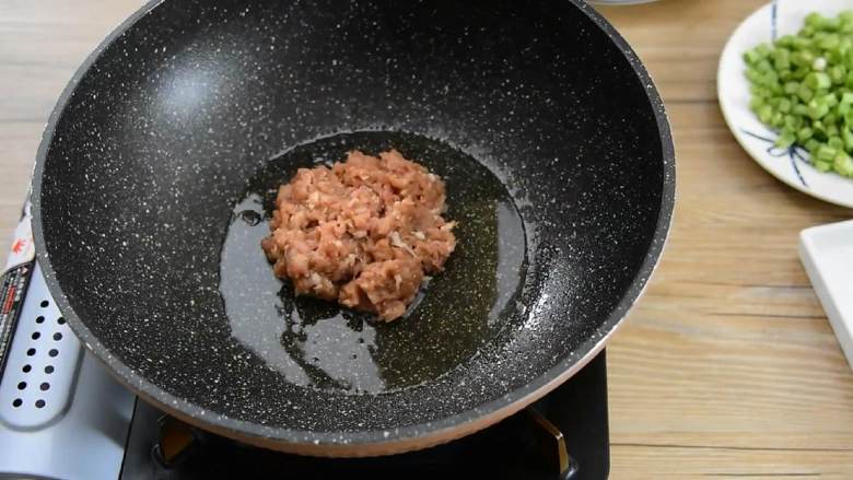 肉末炒豆角—这么做全家都爱吃,米饭杀手哦,油温5成热倒入肉糜,大火炒至变色。