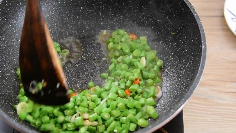 肉末炒豆角—这么做全家都爱吃,米饭杀手哦,分两次加入少量清水炒至水分收干。