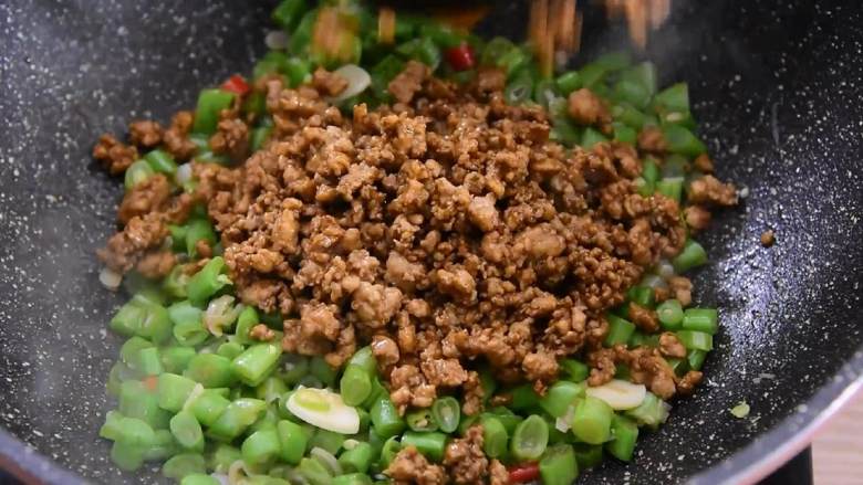 肉末炒豆角—这么做全家都爱吃,米饭杀手哦,肉糜回锅与豆角炒匀。
