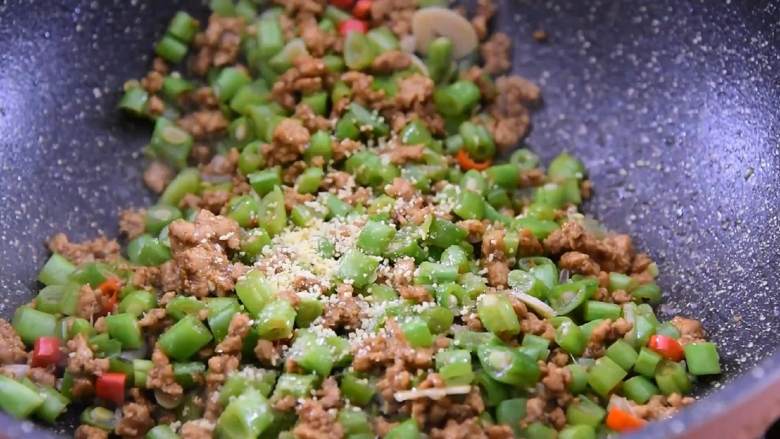肉末炒豆角—这么做全家都爱吃,米饭杀手哦,加入盐1勺、鸡丁1勺,炒匀即可。