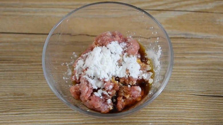 肉末炒豆角—这么做全家都爱吃,米饭杀手哦,碗中加入肉糜、料酒1勺、生抽1勺、淀粉1勺,搅拌至上劲备用。