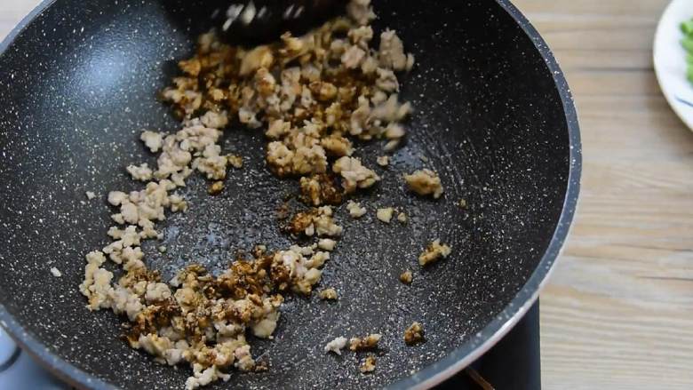 肉末炒豆角—这么做全家都爱吃,米饭杀手哦,加入老抽半勺,炒匀后盛出备用。