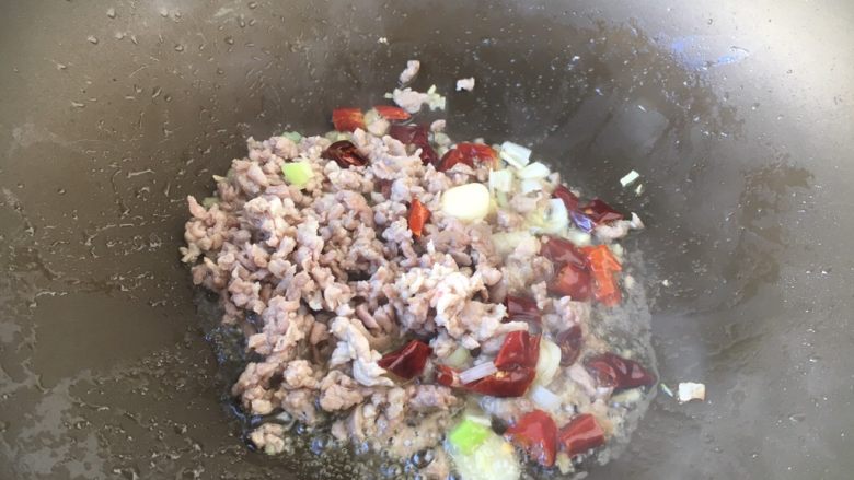 蒜香肉末炒豇豆,然后将肉末扒在锅的边缘，放入步骤3的作料，炒出香味，再将肉末与佐料混合，翻炒均匀。
