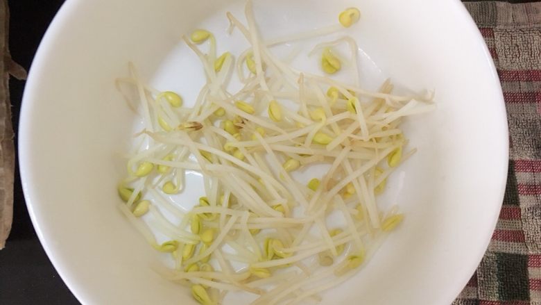 水煮肉片,将豆芽铺在碗底