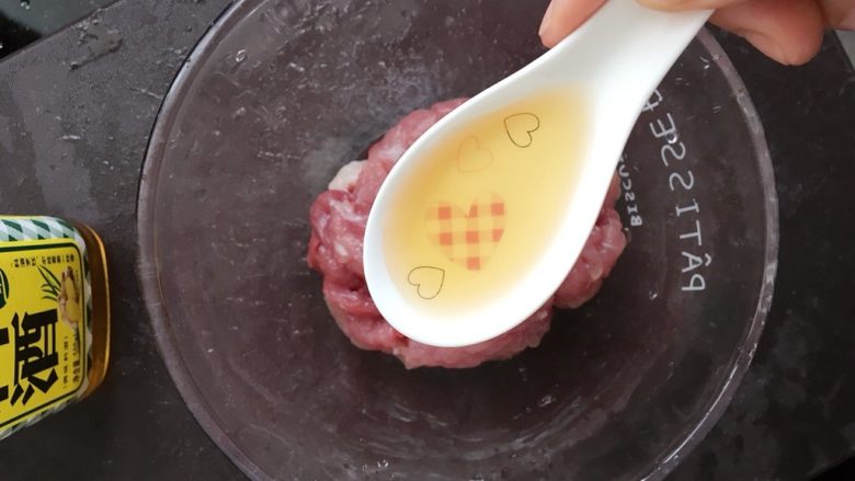 水煮肉片,将猪肉切薄片放入碗中，加入一茶匙<a style='color:red;display:inline-block;' href='/shicai/ 718'>料酒</a>