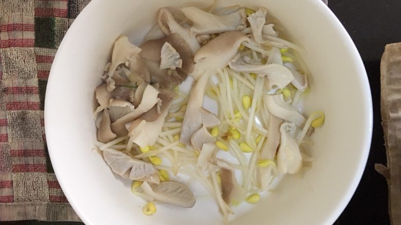 水煮肉片,接着放入秀珍菇