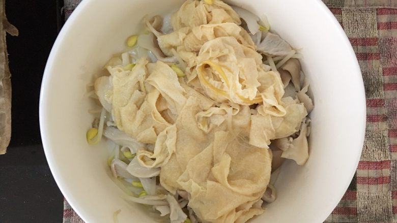 水煮肉片,然后再把腐皮撕小块放入
