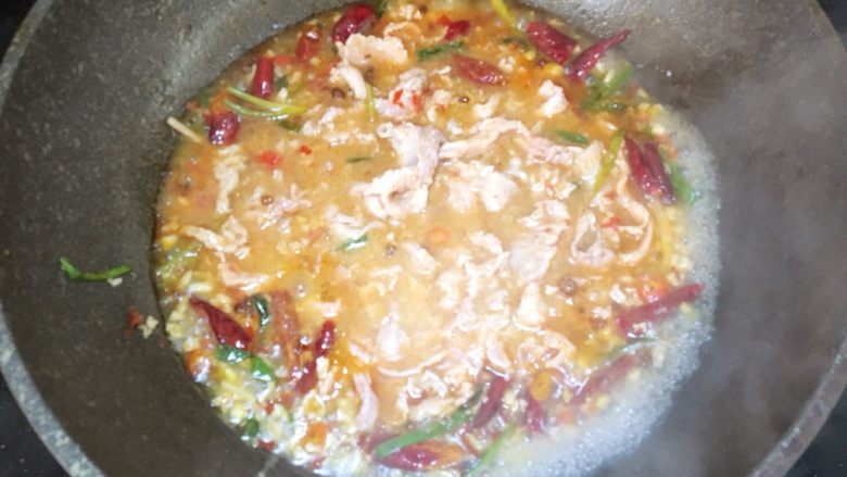 水煮肉片,待水烧开后放入肉片，煮一分钟即可