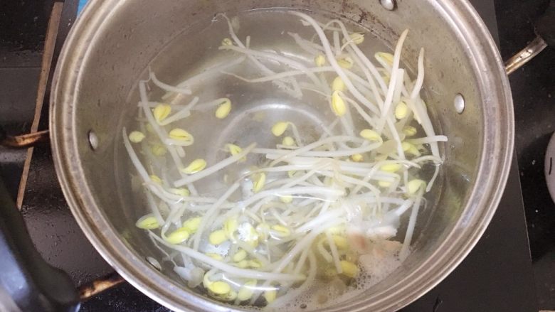 水煮肉片,取一锅烧开水，把豆芽，秀珍菇和炸腐皮都放入锅里焯熟